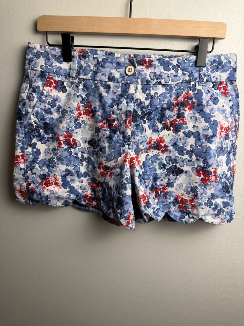 crown & ivy Blue and Red Floral Scallop Hem Shorts